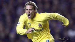 Bersama Villarreal, Diego Forlan langsung menjadi andalan di lini depan Yellow Submarine. Selama total 3 musim ia mampu mencetak 59 gol dalam 128 penampilannya. Si Badut, julukannya, akhirnya hijrah ke Atletico Madrid di awal musim 2007/2008. (AFP/Ian Stewart)