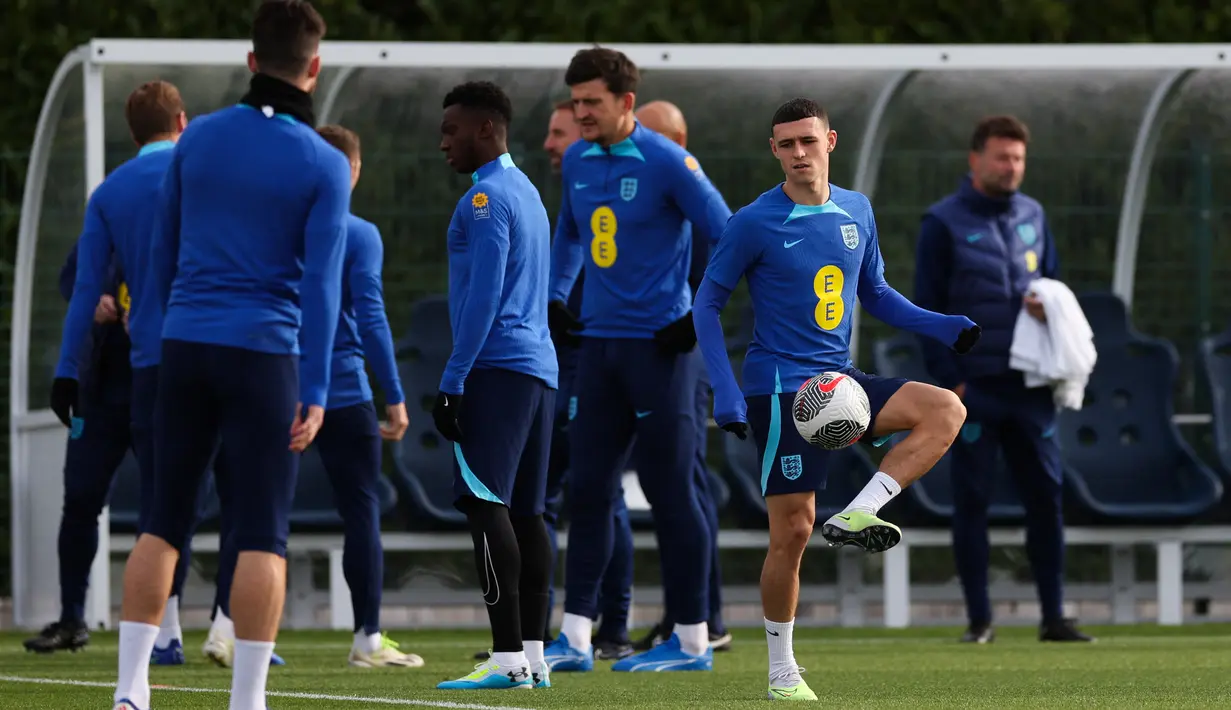 Duel Inggris vs Italia diprediksi akan berjalan alot. Kedua tim sama-sama memiliki kualitas pemain luar biasa. (Adrian DENNIS / AFP)
