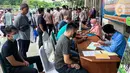 <p>Petugas menerima pembayaran zakat fitrah dari umat muslim di Masjid Istiqlal, Jakarta, Jumat (29/4/2022). Panitia Zakat Masjid Istiqlal mulai membuka layanan pembayaran zakat fitrah dengan pembayaran senilai Rp 50 ribu atau 3,5 liter beras. (Liputan6.com/Faizal Fanani)</p>