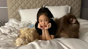 Melalui akun Instagram, Jennie Blackpink terbilang sering mengunggah gaya penampilannya. Bahkan, potret dirinya saat bersantai dengan kedua anjing kesayangannya juga tak luput dari perhatian netizen. (Liputan6.com/IG/@jennierubyjane)