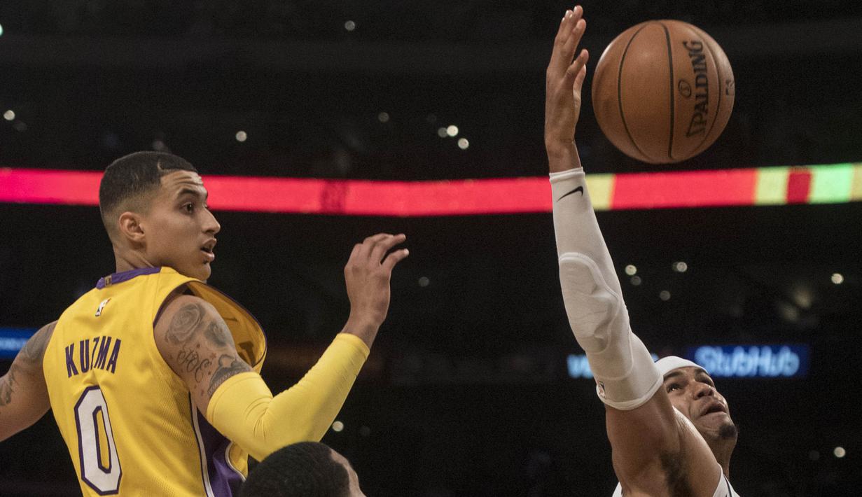 Pebasket Detroit Pistons, Tobias Harris, berebut bola dengan pebasket Los Angeles Lakers, Kyle Kuzma, pada laga NBA di Staples Center, California, Selasa (31/10/2017). Lakers menang 113-93 atas Pistons. (AP/Kyusung Gong)