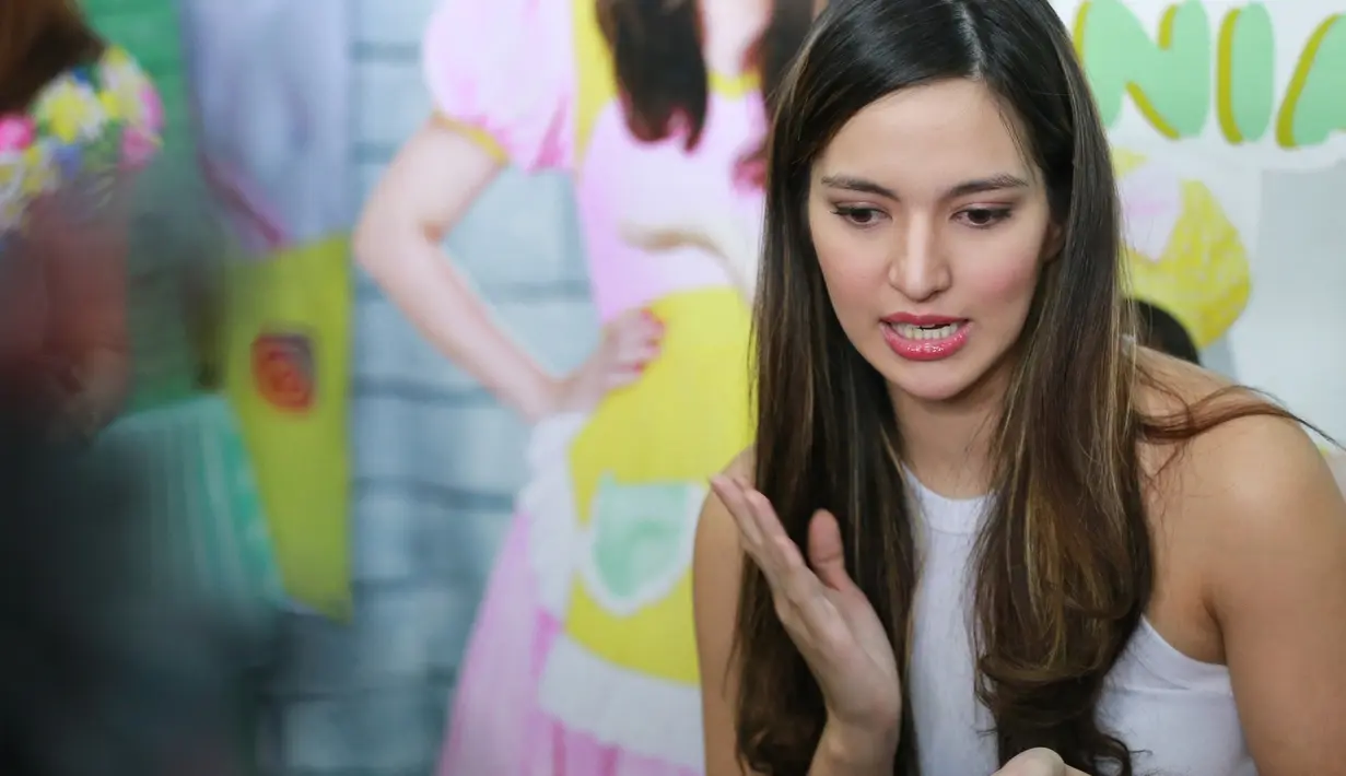 Semakin banyak artis tahun ini tampil menutup auratnya alias berhijab. Yang belum lama ini, adalah salah satu anggota geng Girls Squad, Chacha Frederia. Nia Ramadhani melihat sahabatnya tersebut merupakan sosok agamis. (Adrian Putra/Bintang.com)