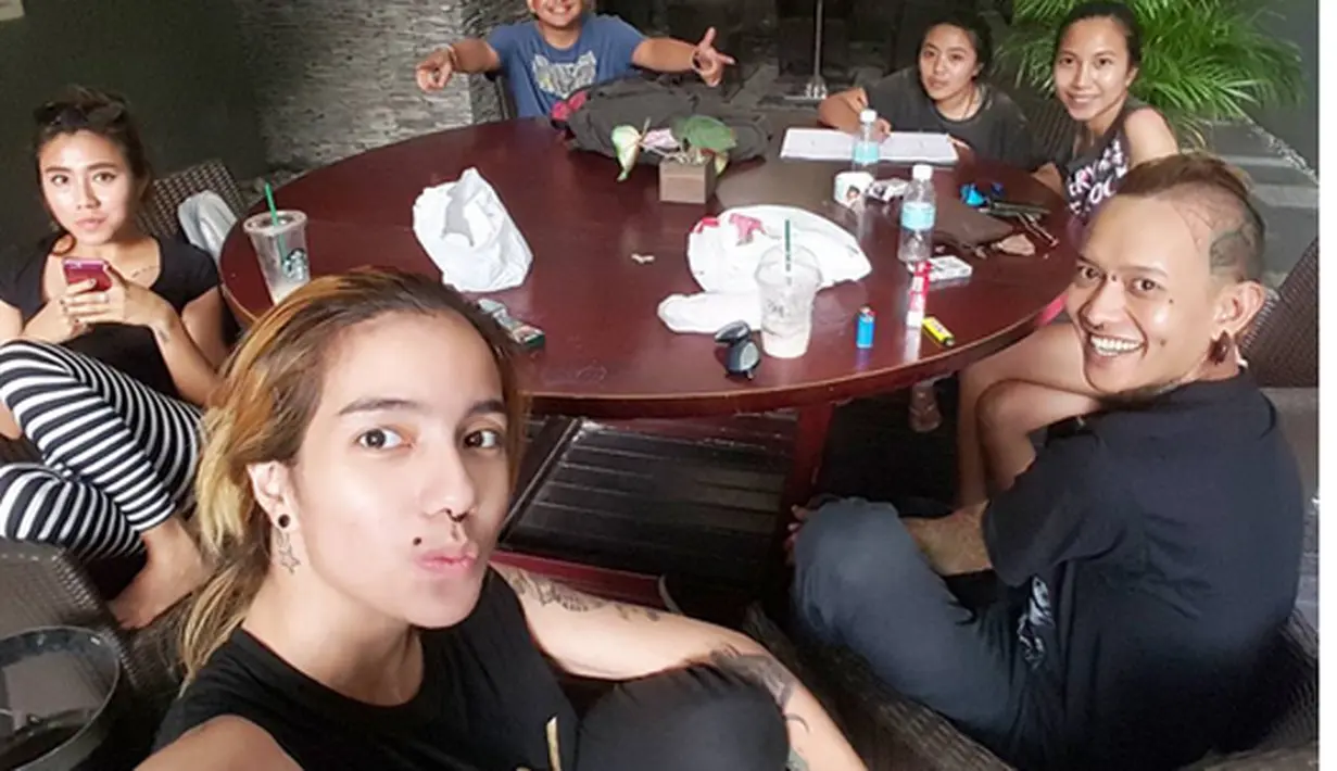 Beberapa nitizen menyarankan untuk kembali menjadi artis dan mendoakan rezekinya melimpah. (Instagram/@sheilamarciajoseph)