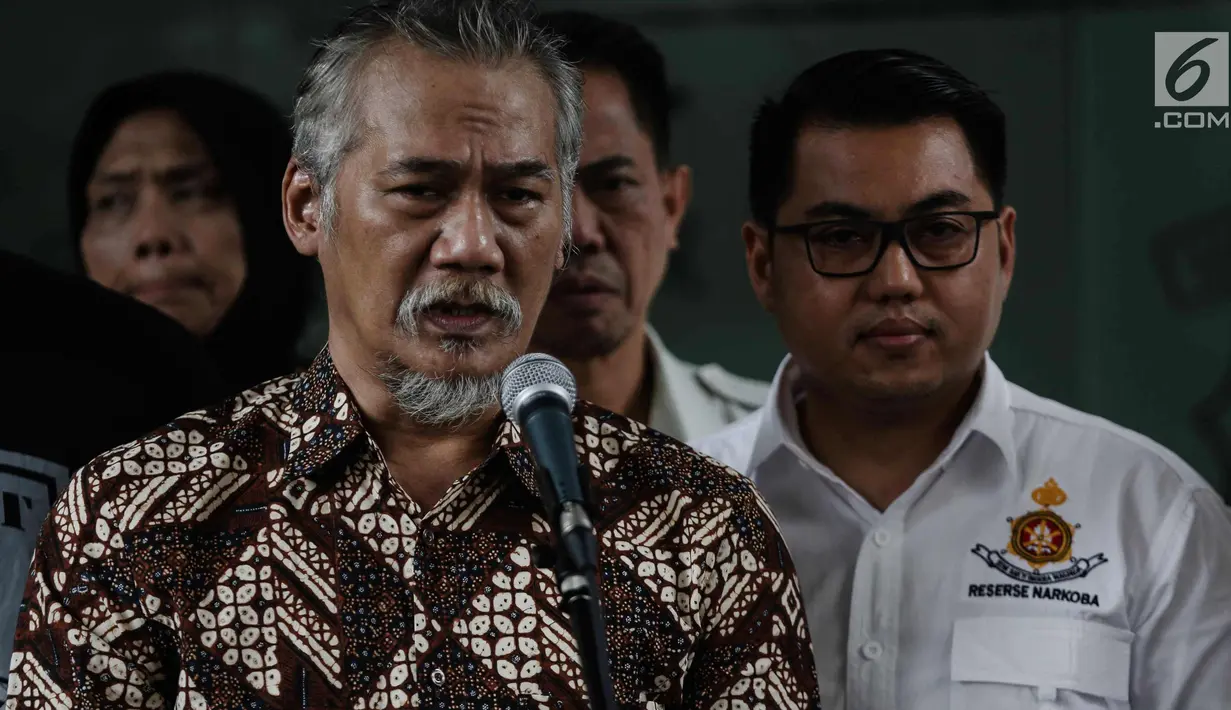 Tersangka kasus narkoba yang juga aktor senior Tio Pakusadewo memberikan keterangan kepada awak media sebelum dibawa ke Kejaksaan Negeri Jakarta Selatan di Direktorat Reserse Narkoba Polda Metro Jaya, Jakarta, Selasa (3/4). (Liputan6.com/Faizal Fanani)