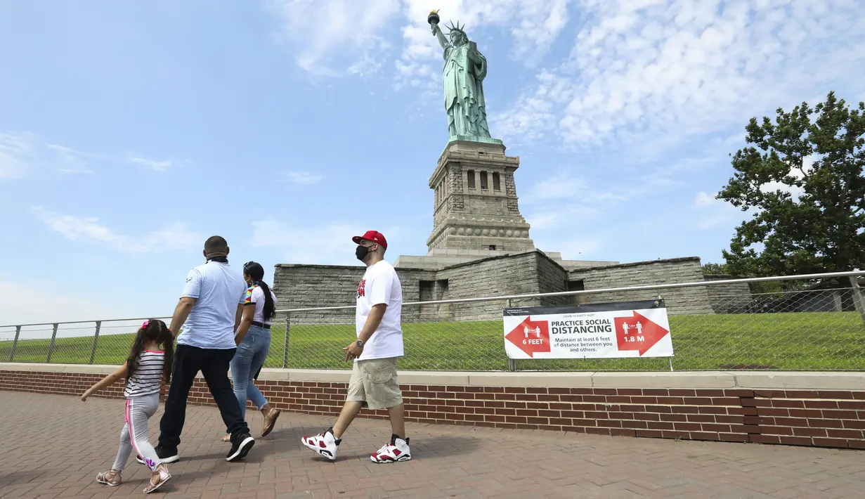 Sejumlah pengunjung melakukan tur ke Pulau Liberty di New York,  AS (20/7/2020). New York City memasuki fase empat pembukaan dengan tidak mengizinkan kegiatan dalam ruang tertutup di tengah kekhawatiran pejabat setempat terkait kemungkinan gelombang kedua infeksi coronavirus. (Xinhua/Wang Ying)