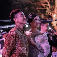 Di kesempatan itu, mantu Presiden Jokowi ini terlihat memesona dibalut kebaya modern model off shoulder rilisan jenama lokal, Wiranti Kurnia Bride. [Instagram/erinagudono]