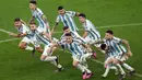 Para pemain Argentina bereaksi setelah memenangkan adu penalti melawan Prancis pada pertandingan sepak bola final Piala Dunia 2022 di Stadion Lusail, Lusail, Qatar, 18 Desember 2022. Bermain imbang 3-3 selama 120 menit, Prancis akhirnya tumbang 2-4 dari Argentina dalam drama adu penalti. (AP Photo/Christophe Ena)