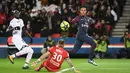 Aksi pemain PSG, Neymar (kanan) mengecoh kiper Dijon, Baptiste Reynet pada laga Ligue 1 di Parc des Princes stadium, Paris, (17/1/2018). PSG menang telak 8-0. (AFP/Christope Archambault)