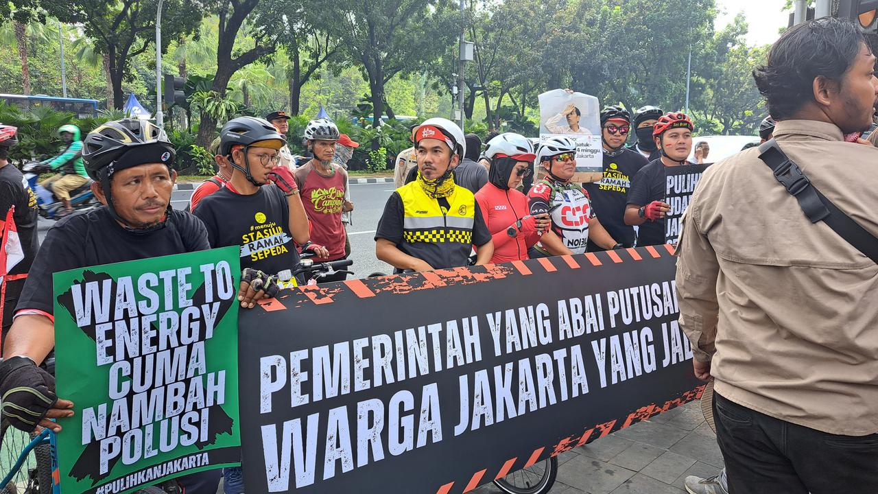 Koalisi Ibu Kota Gelar Aksi Damai di Balai Kota DKI Jakarta, Rabu (16/8/2023).