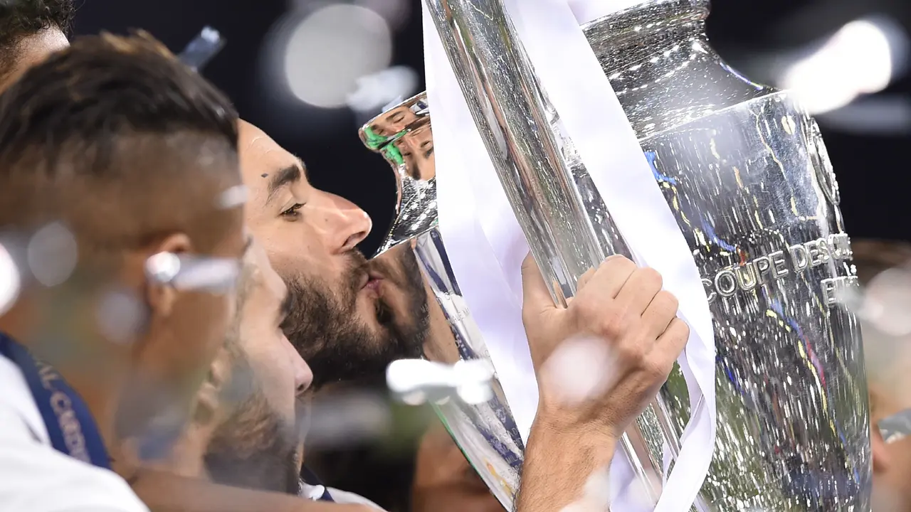 Momen Pemain Real Madrid Angkat Trofi Liga Champion