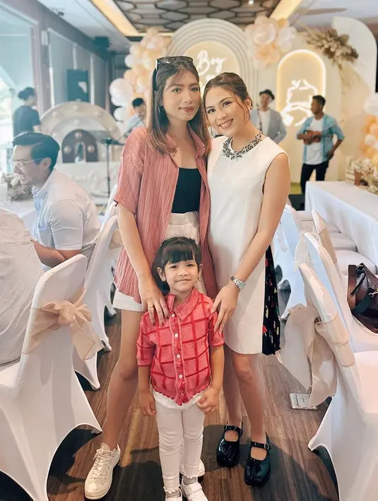 Jessica Mila sendiri tampil manis dibalut dress putih tanpa lengan Dress pendek yang dikenakannya ini memiliki detail lipit di bagian bawah samping kiri-kanannya. [Foto: Instagram]