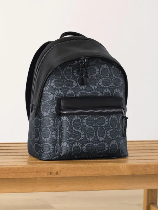 Menampilkan potret Jordan, Blue dan teman-temannya, Khat dan Frank Brim (beauty and lifestyle influencers), Lindsay Dawn dan Tori Kirihara di galeri seni terbuka, cerita ini memposisikan ulang secara eksklusif sebagai tempat untuk berkolaborasi dan sebagai bentuk koneksi otentik.