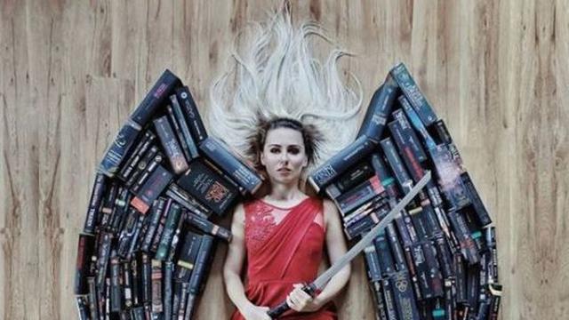 Kreatif, Wanita Ini Gunakan Koleksi Bukunya Untuk Bergaya Layaknya Superhero