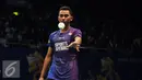 Pebulutangkis tunggal putera Indonesia, Tommy Sugiarto membuang bola saat laga melawan pemain Hong Kong, Wei Nan di BCA Indonesia Open 2016 di Istora Senayan Jakarta, Rabu (1/6/2016). Tommy kalah 16-21, 14-21. (Liputan6.com/Helmi Fithriansyah)
