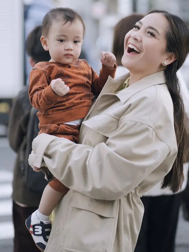 Gaya Makeup Natural Nagita Slavina saat Liburan di Jepang