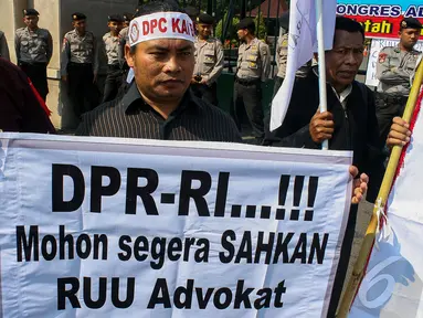Puluhan pengacara yang tergabung dalam Kongres Advokat Indonesia (KAI) menggelar unjuk rasa di depan Gedung DPR, Jakarta, Rabu (24/9/2014) (Liputan6.com/Faizal Fanani)