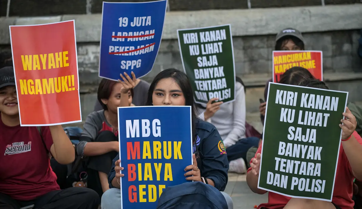 Para siswa memprotes kenaikan harga Bahan Bakar Minyak (BBM) non-subsidi dan menyerukan kepada pemerintah untuk menghentikan program Makan Bergizi Gratis (MBG) di Surabaya, Jawa Timur,  Senin 15 Juni 2026. (JUNI KRISWANTO/AFP)