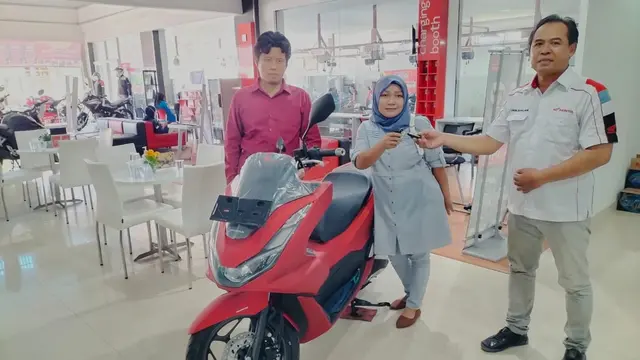 Darti membawa pulang sepeda motor yang dibeli dengan uang koin hasil ia menabung selama 4 tahun (Istimewa)