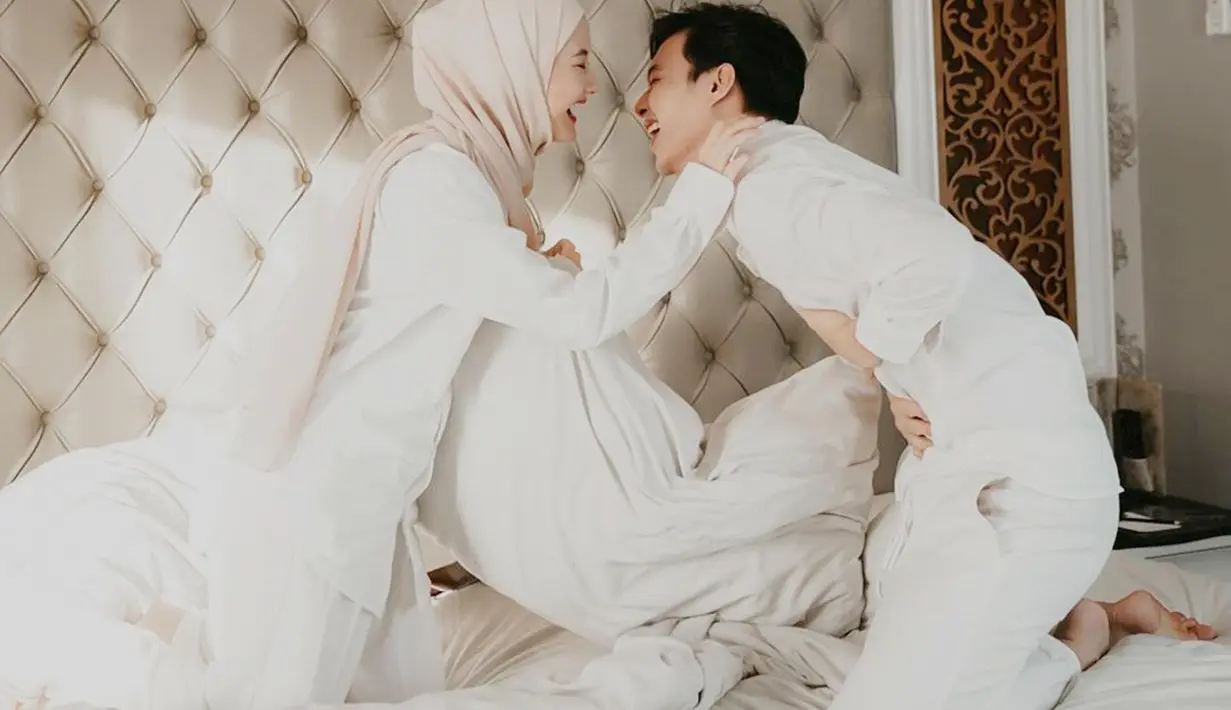 Potret Dinda Hauw dan Rey Mbayang berhasil bikin baper netizen. Keduanya selalu pamerkan keserasian di setiap gaya penampilan. Saat pemotretan dengan mengenakan baju putih, pasangan yang menikah 10 Juli 2020 terlihat mesra dengan saling bergurau di atas kasur. (Liputan6.com/IG/@dindahw)