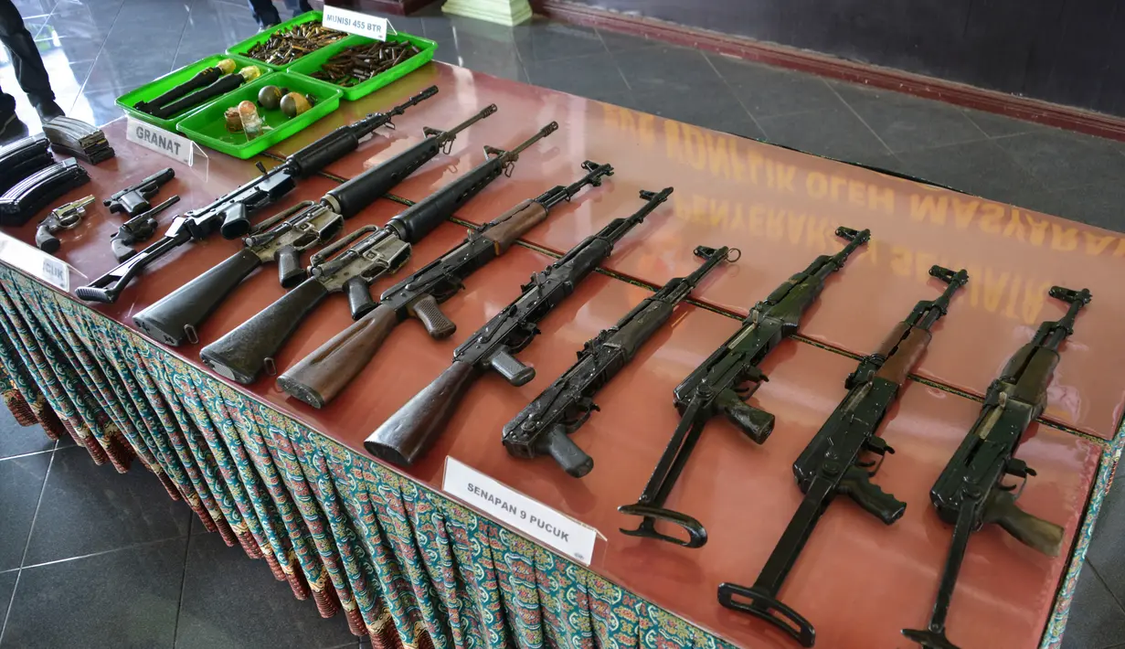 Berbagai jenis senjata bekas konflik diperlihatkan di Banda Aceh, Aceh, Rabu (15/5/2019). Senjata laras panjang yang diserahkan terdiri enam pucuk AK berbagai jenis, dua pucuk senjata M-16, dan satu pucuk jenis SS1. (CHAIDEER MAHYUDDIN/AFP)