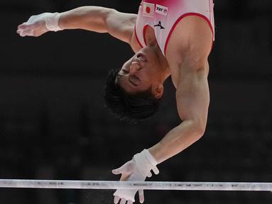 Daiki Hashimoto dari Jepang berkompetisi di palang horizontal saat Kejuaraan Dunia Senam Artistik ke-53 di Jakarta, Minggu 19 Oktober 2025. (AP Photo/Dita Alangkara)