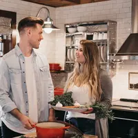 Ilustrasi suami-istri memasak di dapur. (dok. unsplash/Novi Thedora)