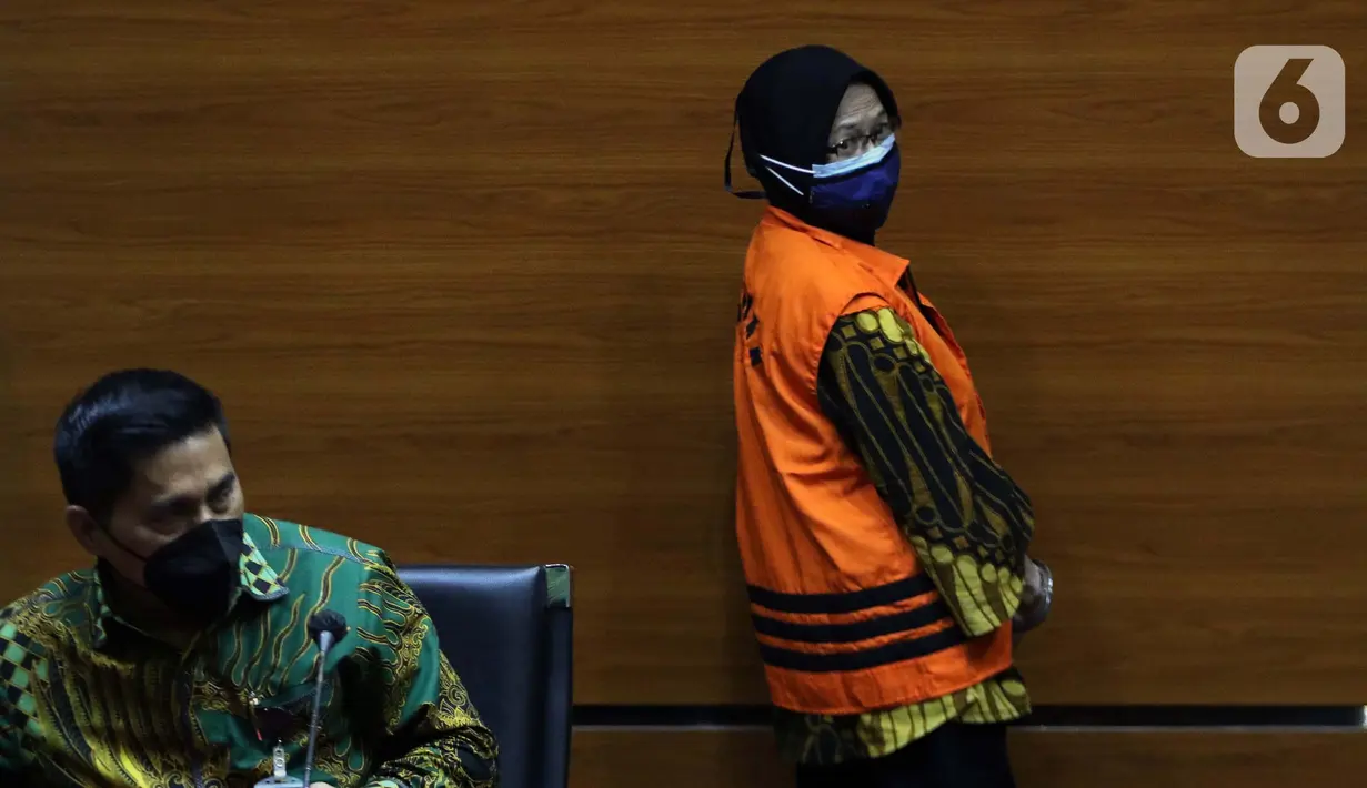 Andririni Yaktiningsasi (kanan) saat rilis penetapan penahanan di Gedung KPK, Jakarta, Jumat (3/9/2021). Andririni Yaktiningsasi merupakan tersangka dugaan korupsi terkait pengadaan pekerjaan jasa konsultasi di Perum Jasa Tirta II tahun 2017. (Liputan6.com/Helmi Fithriansyah)