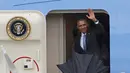 Presiden AS, Barack Obama melambaikan tangan saat turun dari pesawat Air Force One setibanya di Bandara Internasional Havana, Kuba, Minggu (20/3). Kunjungan Obama ini yang pertama dilakukan seorang presiden AS sejak 88 tahun lalu. (REUTERS/stringer)