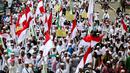 Massa aksi damai 4 November mulai bergerak menuju Masjid Istiqlal, Jakarta Pusat, yang dijadikan titik kumpul, Jumat (4/11). Mayoritas demonstran tampak menggunakan pakaian berwarna putih dan membawa berbagai bendera. (Liputan6.com/Faizal Fanani)