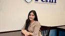 Erina Gudono mengucapkan hari perempuan internasional dengan mengunggah foto dirinya mengenakan atasan knit coklat. Dipadukan celana hitam saat berada di kampusnya. [@erinagudono]