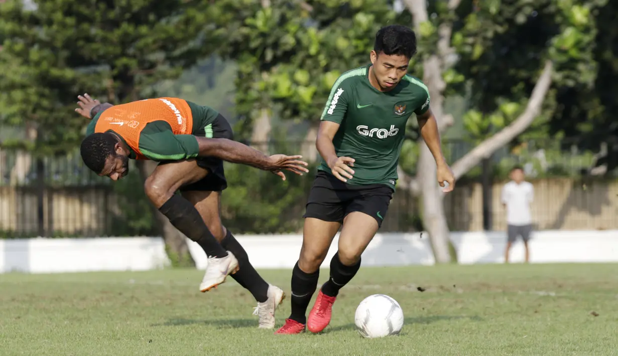 Pemain Timnas Indonesia U-22, Nurhidayat, saat latihan di Lapangan ABC, Senayan, Jakarta, Sabtu (12/1). Pada hari keenam pemusatan latihan, Indra Sjafri menggelar game internal untuk menyaring para pemainnya. (Bola.com/M Iqbal Ichsan)