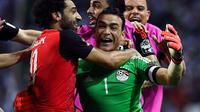 Kiper Mesir, Essam El Hadary (tengah) melakukan selebrasi bersama rekan-rekannya usai menjadi pahlawan pada adu penalti kontra Burkina Faso, pada semifinal Piala Afrika 2017, di Stade de l'Amitie Sino-Gabonaise, Libreville, Gabon, Kamis (2/2/2017).  (AFP/