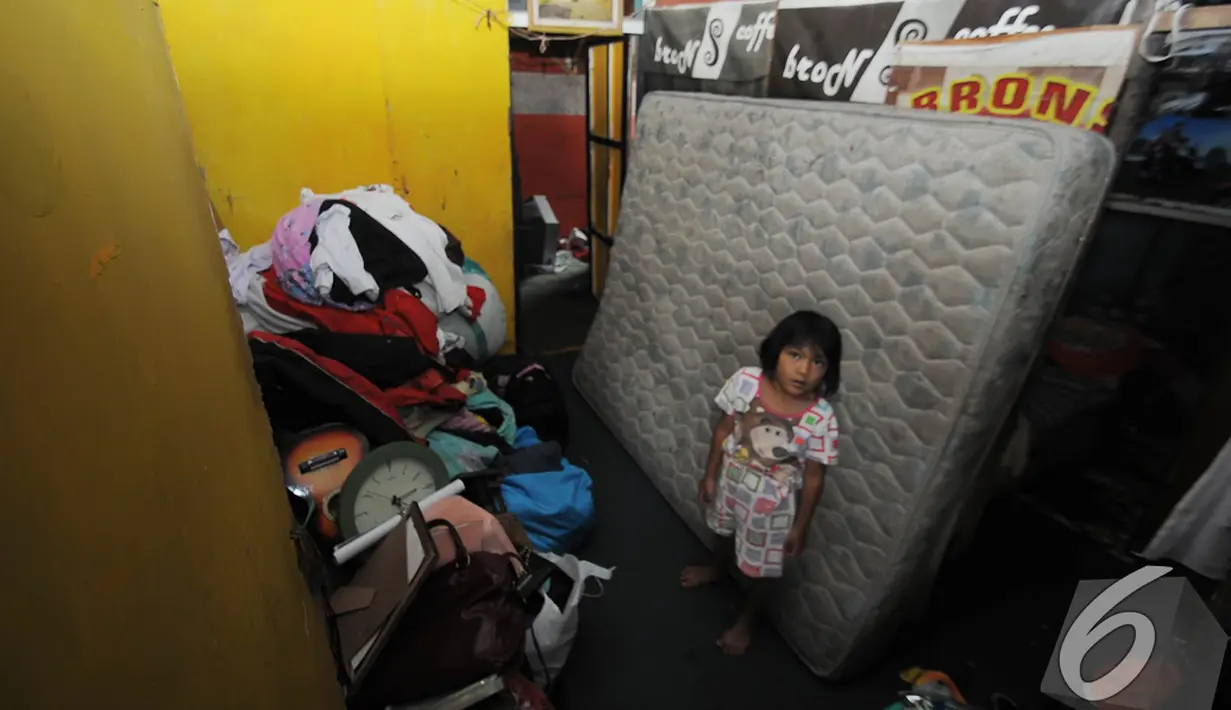 Adik Sony Wakwaw saat berada dirumahnya yang lama di pemukiman pemulung di kawasan Cibubur, Jakarta Timur. Foto diambil pada Kamis (4/12/2014). (Liputan6.com/Herman Zakharia)