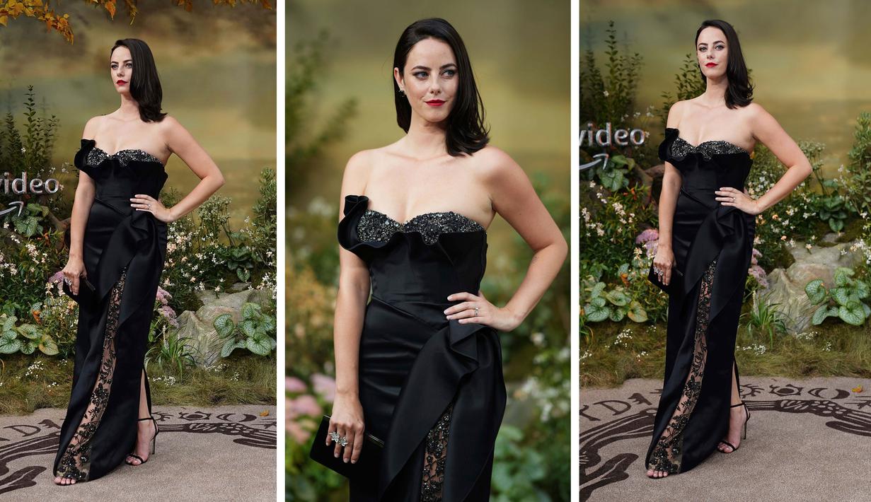 Foto kombinasi Kaya Scodelario saat menghadiri pemutaran perdana dunia serial TV 'The Lord of the Rings: The Rings of Power' di London, Selasa, 30 Agustus 2022. (Photo by Scott Garfitt/Invision/AP)