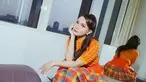 Meski beranjak dari usia kepala empat, paras Rossa selalu terlihat awet muda. Tak sedikit yang menyebutnya bak ABG. Terlebih saat wanita asal Sumedang ini mengenakan outfit berwarna meriah. (Liputan6.com/IG/@itsrossa910).