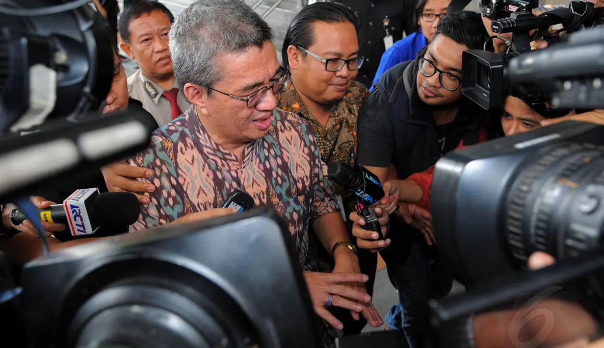 Usai pemeriksaan di KPK, Gerhard yang ditanya soal dugaan pemberian 350 ribu dolar AS untuk bekas Kepala SKK Migas Rudi Rubiandini tak menghiraukan pertanyaan wartawan, Kamis (22/5/14). (Liputan6.com/Faisal R Syam) 