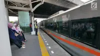 Kereta berhenti di Stasiun Cakung, Jakarta, Selasa (9/10). Modernisasi Stasiun Cakung guna mendukung modernisasi Double-Double Track (DDT) Manggarai-Cikarang demi meningkatkan kapasitas dan pelayanan penumpang. (Liputan6.com/Herman Zakharia)