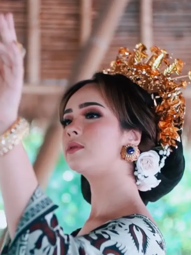 Pesona Pamela Bowie Dalam Balutan Baju Adat Bali, Tampil Menawan. (Sumber: Instagram/gerobakphotography)