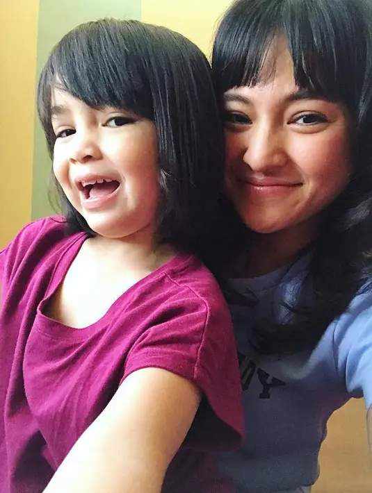 Hubungannya dengan Sienna, anak semata wayangnya dengan Ben Kasyafani juga terjalin sangat baik. (Foto: instagram.com/marshanda99)