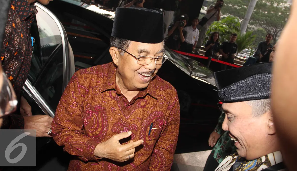 Wapres Jusuf Kalla saat tiba di Gedung KPK , Jakarta, Kamis (9/7/2015). Presiden, Wapres dan sejumlah pejabat negara menghadiri acara buka puasa bersama yang digelar KPK. (Liputan6.com/Helmi Afandi)