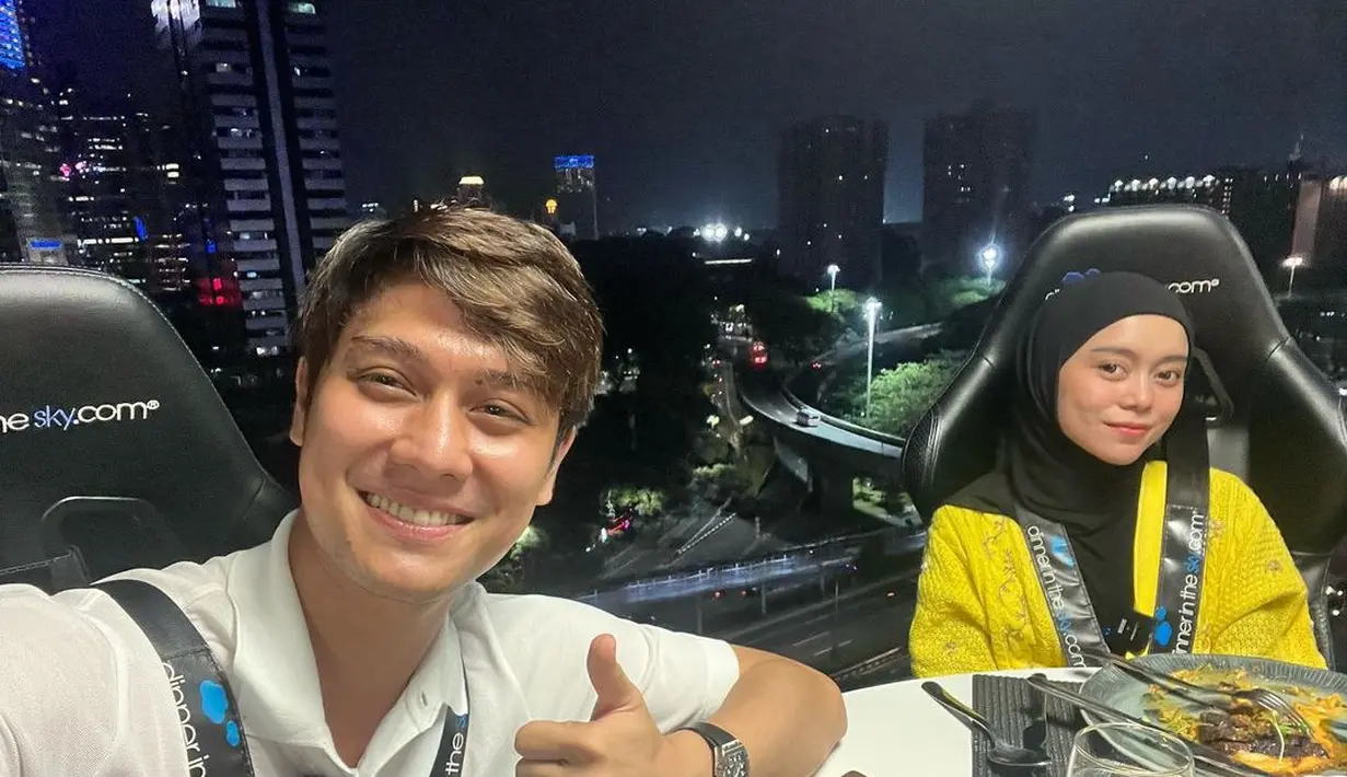 Warganet lantas membanding-bandingkan dengan ekspresi Rizky Billar dan Lesti Kejora. Dalam foto ini, senyum Lesti dinilai tak secerah biasanya. (Foto: Instagram/ rizkybillar)