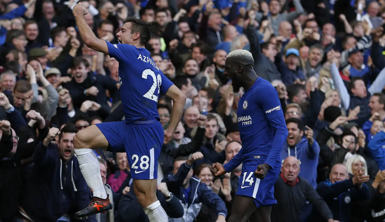 Bek Chelsea, Cesar Azpilicueta, merayakan gol yang dicetaknya ke gawang Watford pada laga Premier League di Stadion Stamford Bridge, London, Sabtu (21/10/2017). Chelsea menang 4-2 atas Watford. (AFP/Ian Kington)