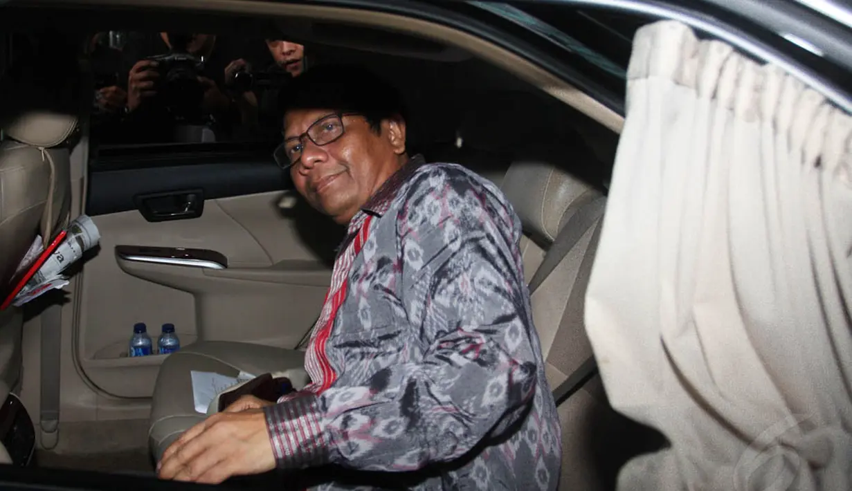 Mantan Ketua MK, Mahfud MD, memasuki mobil pribadinya usai menemui penyidik KPK, Jakarta, Senin (8/12/2014). (Liputan6.com/Herman Zakharia)