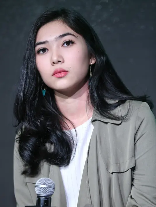 Banyak pelajaran didapat menjalani rekaman di Swedia di album perdananya. Hal itu juga yang menjadi pertimbangan dalam penggarapan album keduanya. Bekerja sama dengan orang-orang baru yang mau mengikuti kehendaknya. (Adrian Putra/Bintang.com)