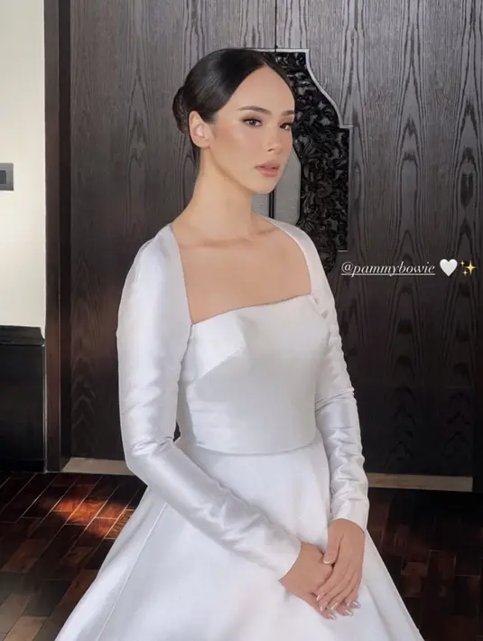 Untuk gaya rambut, Pamela tampil dengan sanggul minimalis modern dengan poni belah dua yang memerlihatkan keningnya. [@thereal.ekahair]