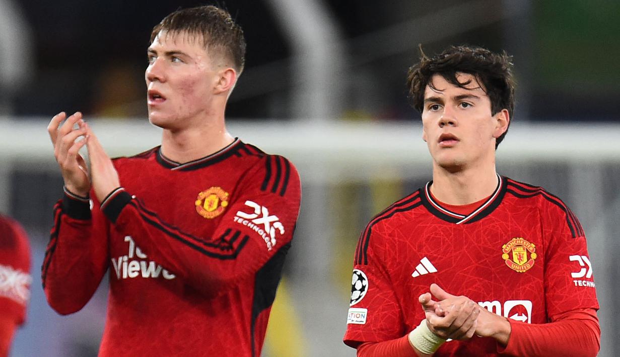 Pemain Manchester United, Rasmus Hojlund (kiri) dan Facundo Pellistri memberikan tepuk tangan setelah laga Grup A Liga Champions 2023/2024 melawan Bayern Munchen di Old Trafford, Manchster, Inggris, Rabu (13/12/2023). (AFP/Peter Powell)