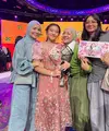 Dress tersebut dipadukan flat shoes warna pink senada dengan dressnya. Rambutnya diikat ke belakang dengan model depan belah dua. Wajahnya dipoles blush on pink senada dengan lipstik mattenya. [@meisya__siregar]