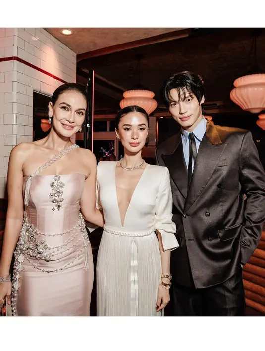 Aksesori dari Bulgari menambah kesan mahal Luna Maya. Bahkan sampai menarik perhatian aktor Thailand, Win Metawin [@lunamaya]