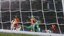 Pemain Real Madrid, Rodrygo, mencetak gol ke gawang Galatasaray pada laga Liga Champions di Stadion Santiago Bernabeu, Rabu (6/11). Real Madrid menang 6-0 atas Galatasaray. (AP/Manu Fernandez)