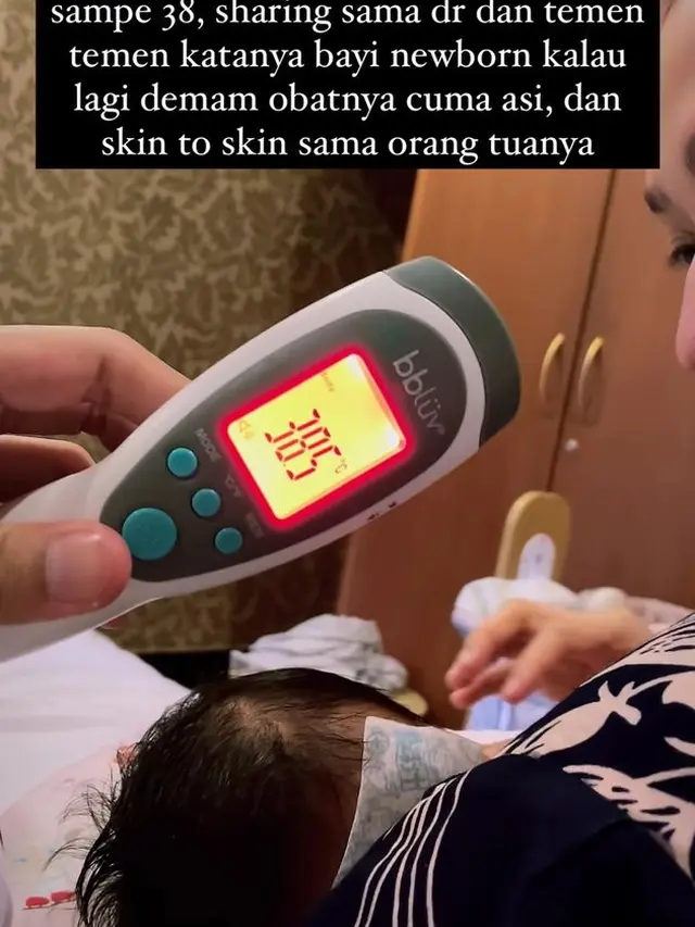 Siti Badriah dan Krisjiana begadang karena bayinya demam. (Foto: Instagram Stories/krisjianabah)